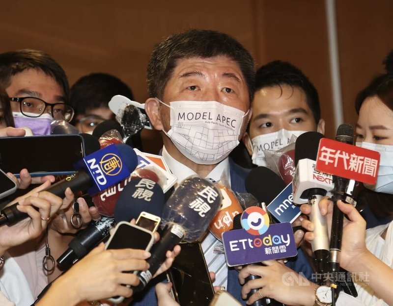 民進黨台北市長參選人陳時中(前)26日在台北出席「2022 Model APEC Taiwan」北部場開幕式時受訪表示,沒有媒體所報導的攻擊台北市長柯文哲、壓制有意參選的台北市副市長黃珊珊「打柯制黃」這樣的策略。中央社記者張皓安攝 111年7月26日