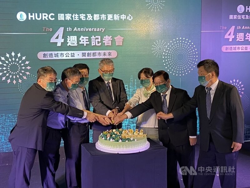 國家住宅及都市更新中心27日舉辦4週年記者會。住都中心代理董事長花敬群(中)帶領員工一起切下生日蛋糕,他並說,直接興建社宅全國累積5萬8000戶,包租代管媒合4萬2000多戶,全國社宅推動數已逾10萬戶。中央社記者陳俊華攝 111年7月27日