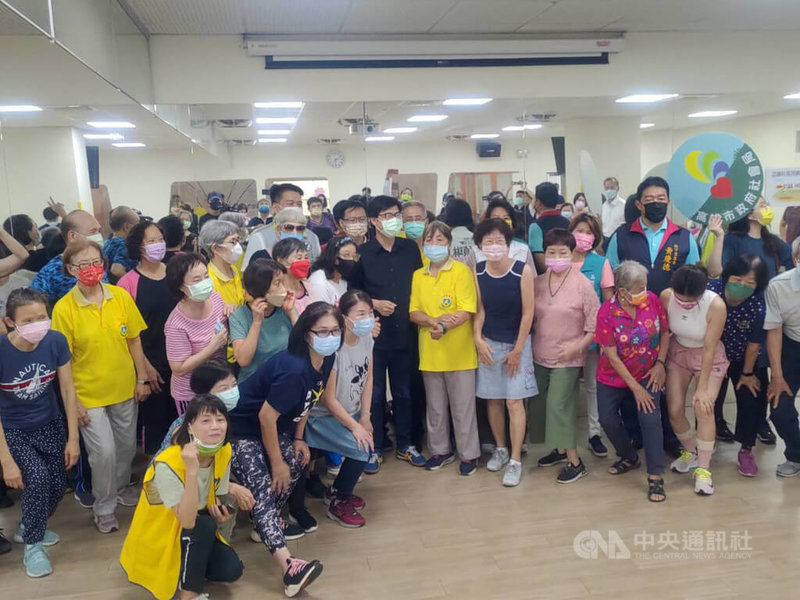 爭取連任的高雄市長陳其邁(中,黑衣者)27日到左營區富民長青中心暨富民育兒資源中心訪視,並與長輩互動。中央社記者蔡孟妤攝 111年7月27日