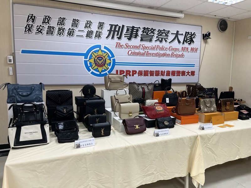 警方查獲陳姓女子涉嫌以人頭帳戶以半價網拍專櫃正品、正品代購等名牌包,結果全是仿冒品,1年多來已賣出約9000件,初估不法獲利逾新台幣7000萬元。(警方提供)中央社記者王鴻國傳真 111年7月27日