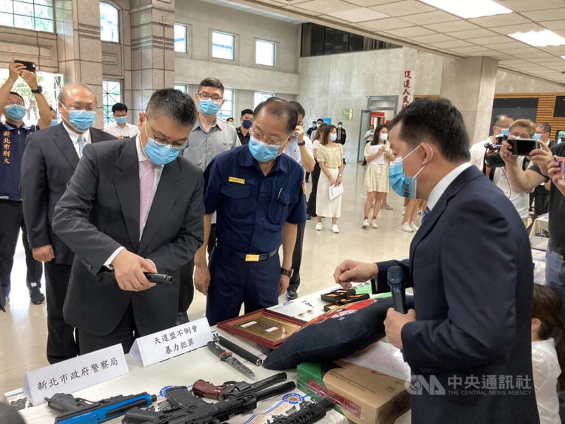 警政署27日發布全國掃黑專案成果,內政部長徐國勇(前左)到場視察並聽取相關報告。中央社記者黃麗芸攝 111年7月27日