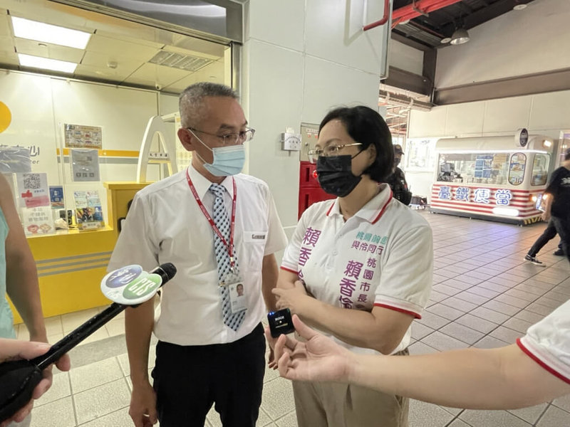 民眾黨桃園市長參選人賴香伶(右)27日視察台鐵桃園火車站空調故障問題,聽取台鐵人員解說。(賴香伶團隊提供)中央社記者葉臻傳真 111年7月27日