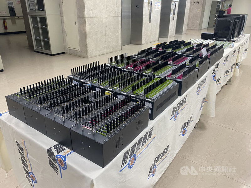 警方查獲跨境詐騙集團假冒國內45個公益團體名義,利用操作ATM解除分期付款方式行騙捐款人,27日舉行記者會公布所查扣贓證物並說明偵辦經過,目前已知188人被害,總財損金額達新台幣3409萬餘元。中央社記者黃麗芸攝 111年7月27日
