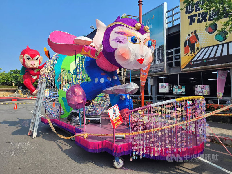 2022羅東藝穗節27日起一連3天晚間將封街舉辦踩街遊行,鎮公所今年號召藝術家打造4.6公尺高主花車,讓「joy猴」拎著一卡皮箱,象徵搶先解封環遊世界。中央社記者沈如峰宜蘭縣攝 111年7月27日