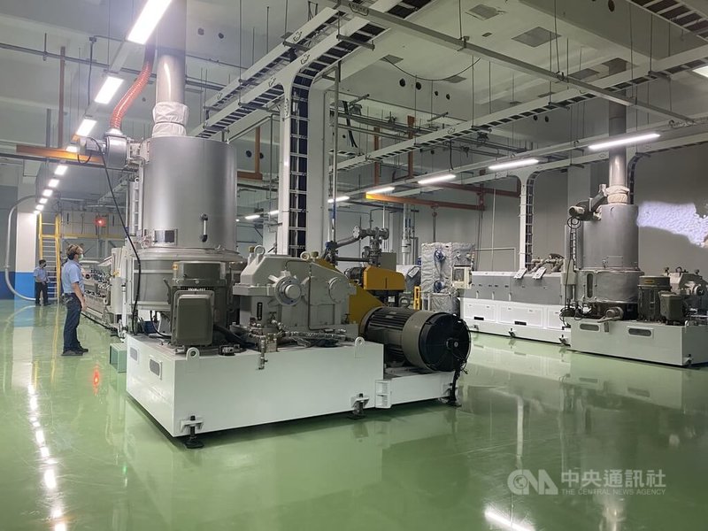 南亞於台灣、中國、越南、美國、泰國及菲律賓等地皆有建置聚酯回收產線。圖為南亞位於桃園市的聚酯回收產線工三廠。中央社記者賴言曦攝 111年7月27日