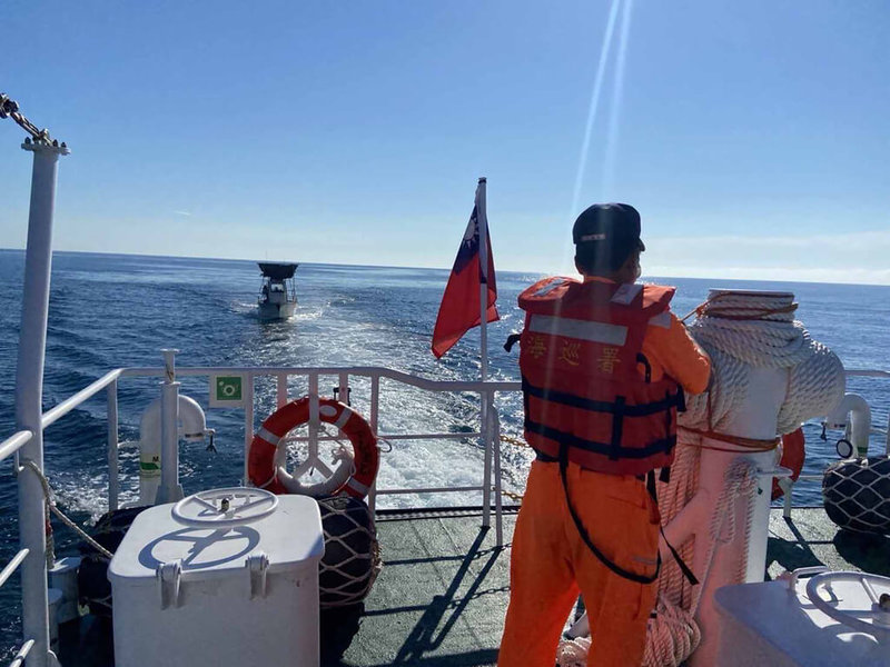 高雄籍海釣船「銘良2號」27日在澎湖海域作業時,主機故障漂流,澎湖海巡獲報馳援,將人船拖往七美漁港檢修,船員也向海巡表達感謝。(澎湖海巡隊提供)中央社 111年7月27日
