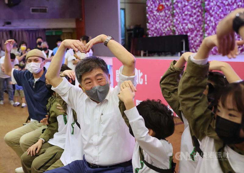 民進黨台北市長參選人陳時中（中）27日晚間在台北濱江市場出席「阿中與你相見歡」見面會，開心與民眾互動交流。中央社記者王飛華攝  111年7月27日