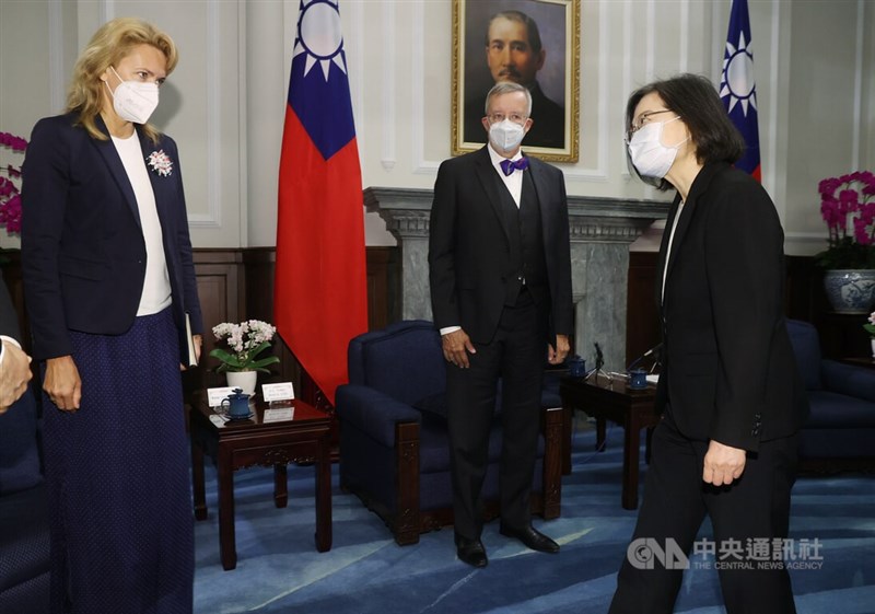 總統蔡英文(右)27日上午在總統府接見「凱達格蘭論壇-2022印太安全對話」外賓,蔡總統表示,今年度的「凱達格蘭論壇-印太安全對話」已圓滿落幕,感謝與會貴賓從世界各地遠道而來參加,一起用行動支持印太區域的自由開放和穩定繁榮。中央社記者鄭傑文攝 111年7月27日