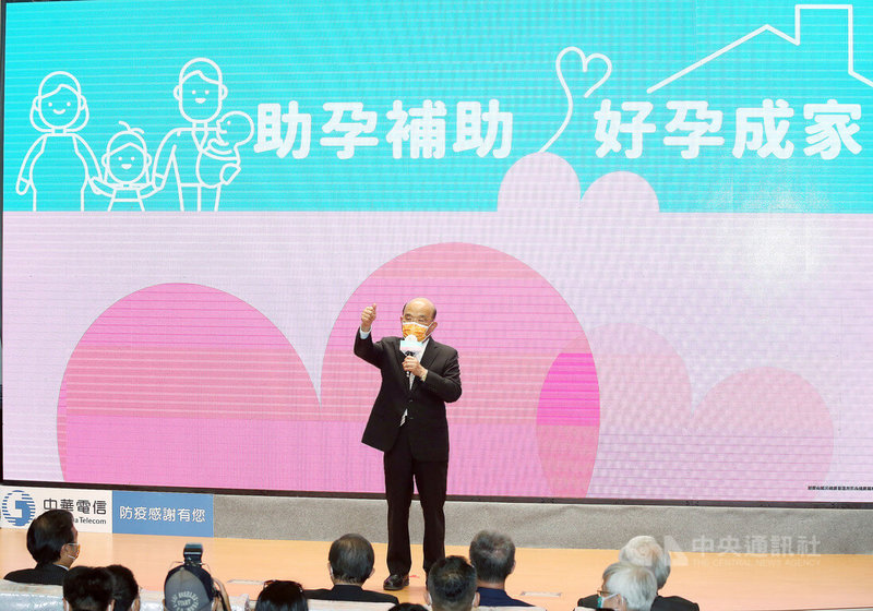 擴大不孕症補助方案一週年,衛福部表示,截至25日為止,已有4萬4803件申請通過資格審查;行政院長蘇貞昌27日出席助孕補助週年成果記者會致詞時說,預算沒有天花板,政府將全力支持願意生的夫妻。中央社記者郭日曉攝 111年7月27日