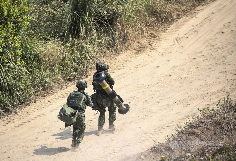 國軍漢光38號演習27日上午在新北八里地區執行「聯合反登陸作戰」操演,採實兵、實裝方式,異地同時於新北市淡水河口、八里海灘及台北港實行聯合作戰演練,灘岸守備部隊背著標槍飛彈向灘頭挺進。中央社記者趙世勳攝 111年7月27日