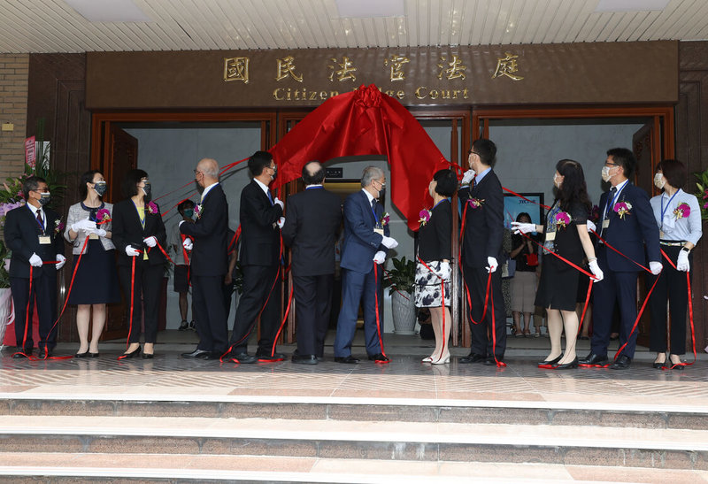 國民法官制度112年起施行,台北地方法院在寶慶院區打造出2間全新國民法官法庭,27日舉行揭牌儀式。中央社記者鄭傑文攝 111年7月27日