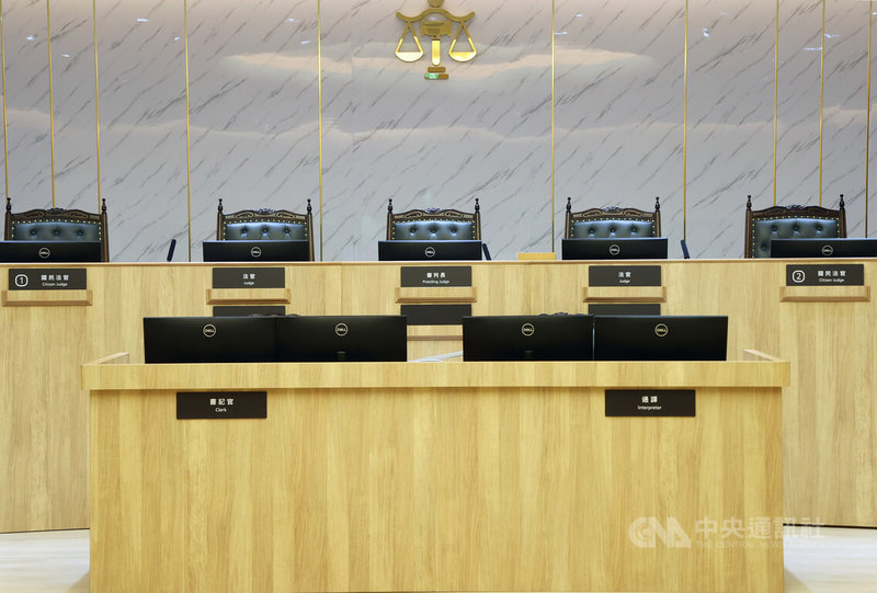 「國民法官法」將於民國112年元旦正式上路,國民法官法庭27日舉行揭牌啟用,新啟用的國民法官法庭,在席位布置部分,由審判長及2名職業法官在法檯中央,左右各有3名國民法官席位。中央社記者鄭傑文攝 111年7月27日