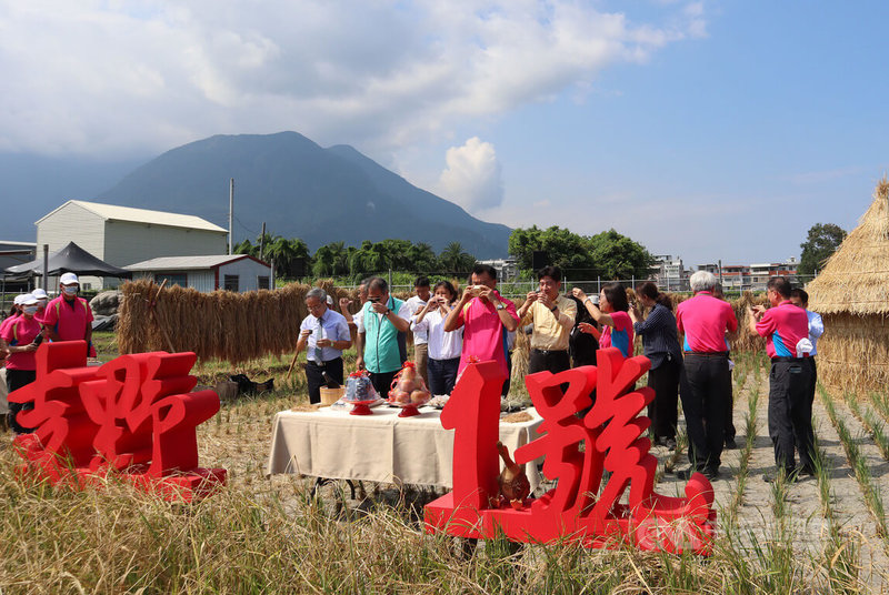 農委會花蓮區農業改良場27日歡慶83歲生日,並發表專書「吉野1號米」,農委會主委陳吉仲(前排左3)等人出席同慶,會後並和與會來賓前往田區參觀,進行敬天祈福儀式。中央社記者李先鳳攝 111年7月27日