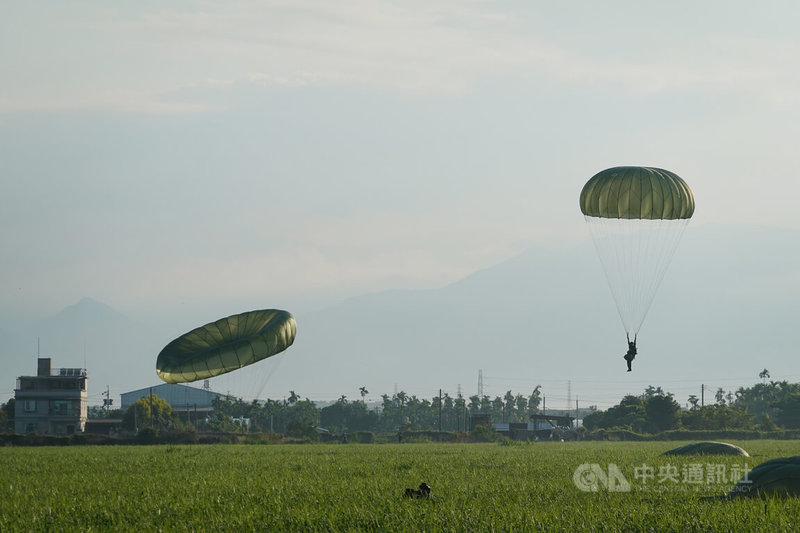 國軍漢光38號演習「聯合空降作戰」27日在潮州跳傘場進行，5架機次分批訓練，傘兵成功著陸，場面壯觀。中央社記者李卉婷攝 111年7月27日