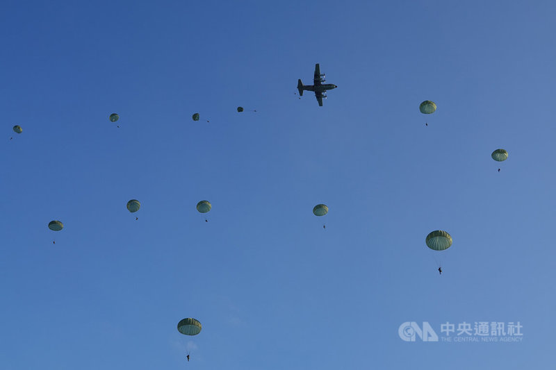 國軍漢光38號演習「聯合空降作戰」27日在潮州跳傘場進行，5架次運輸機共76名傘兵，分別從高度1300呎至6000呎依序跳傘，藍天出現點點身影，傘花在空中綻開，相當震撼。中央社記者李卉婷攝 111年7月27日