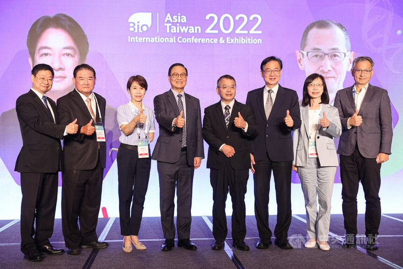 2022亞洲生技大會27日在台北南港展覽館2館登場,資誠聯合會計師事務所榮譽副所長曾惠瑾(右2)、科技部生命科學研究發展司長陳鴻震(右3)、台灣生物產業發展協會理事長吳忠勳(右4)、亞洲生技大會主席李鍾熙(右5)等人出席論壇開幕式並合影。中央社記者鄭清元攝 111年7月27日