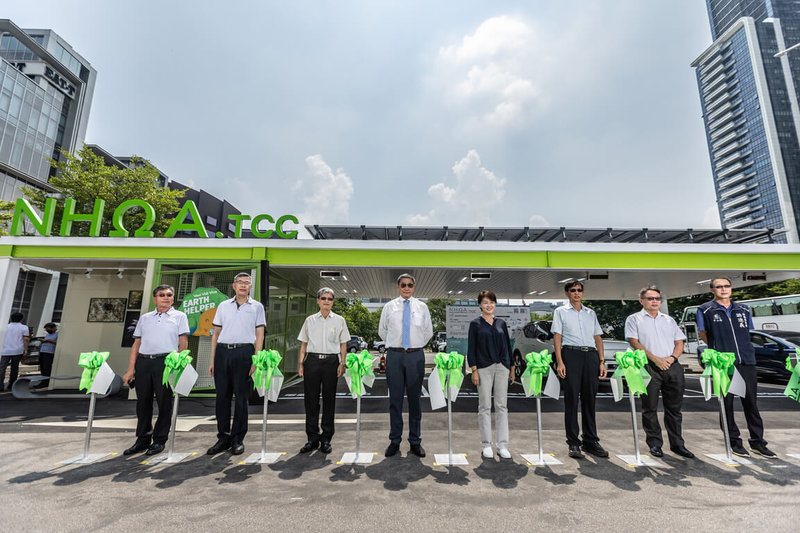 台泥27日啟用位於台北市大直的樂群充電站,由台泥董事長張安平(左4)、台北市副市長黃珊珊(右4)一起剪綵啟用。(台泥提供)中央社記者賴言曦傳真 111年7月27日