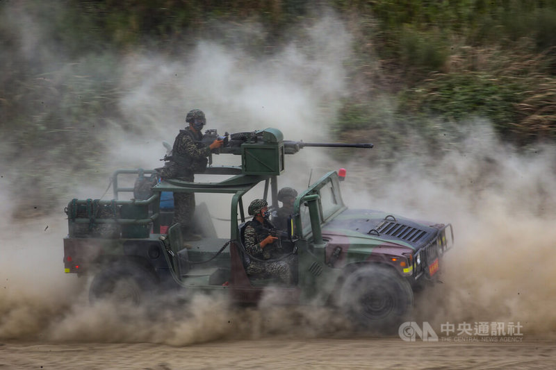 國軍漢光38號演習27日邁入第3日,第3作戰區上午在新北八里地區執行「聯合反登陸作戰」操演,採實兵、不實彈模擬敵軍同時攻擊台北港與八里海灘,國軍悍馬車出動於八里海灘實施反擊。中央社記者趙世勳攝 111年7月27日