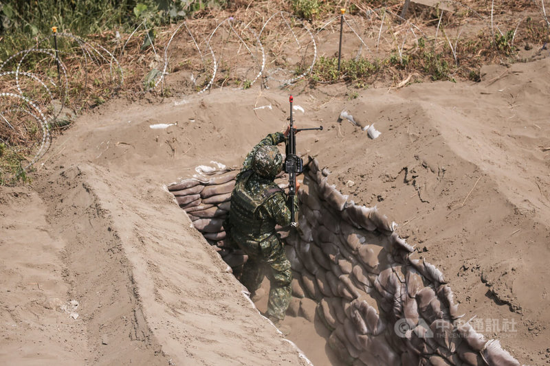 國軍漢光38號演習第3日,27日上午在新北八里地區執行「聯合反登陸作戰」操演,第3作戰區管制三軍、後備及民防兵力,反制模擬登陸八里沙灘的敵軍,灘岸守備部隊於壕溝內警戒。中央社記者趙世勳攝 111年7月27日