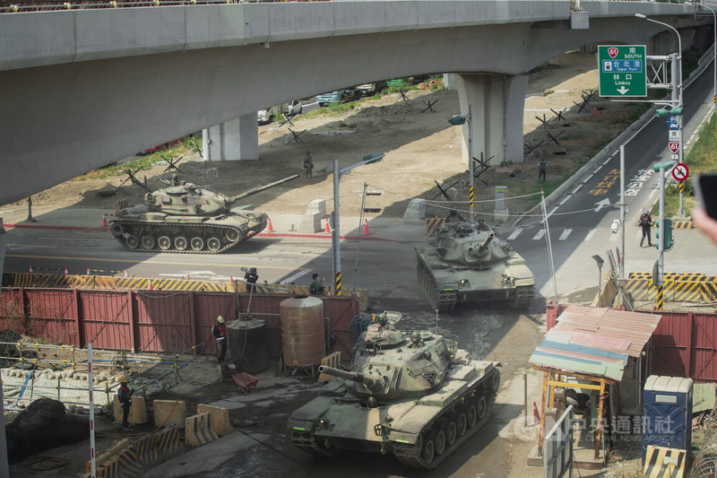 國軍27日在新北八里海灘實施反登陸演習,M60A3戰車則自臨港大道準備前往八里海灘接戰處實施火力壓制。中央社記者游凱翔攝 111年7月27日
