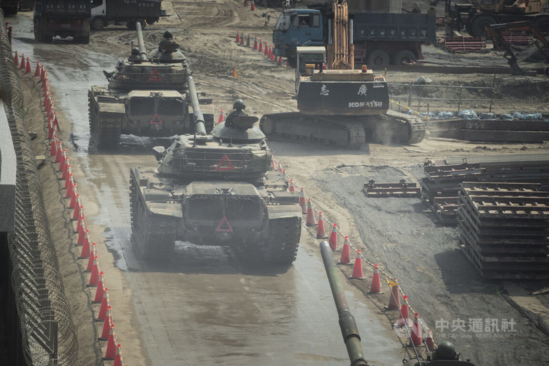 國軍27日在新北八里海灘實施反登陸演習,M60A3戰車從臨港大道準備前往八里海灘接戰處實施火力壓制。中央社記者游凱翔攝 111年7月27日