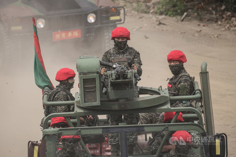 國軍漢光38號演習27日上午在新北八里地區執行「聯合反登陸作戰」操演,異地同時於新北市淡水河口、八里海灘及台北港實施聯合作戰演練,由戴上紅色軍帽的部隊扮演敵軍模擬登陸進犯。中央社記者趙世勳攝 111年7月27日