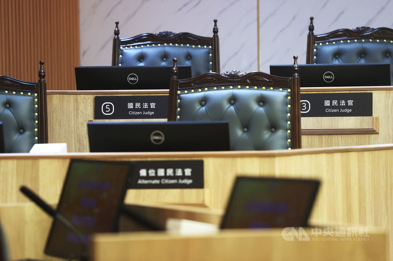 國民法官法庭27日揭牌啟用,在席位布置部分,由審判長及2名職業法官在法檯中央,左右各有3名國民法官席位。圖為國民法官席位。中央社記者鄭傑文攝 111年7月27日