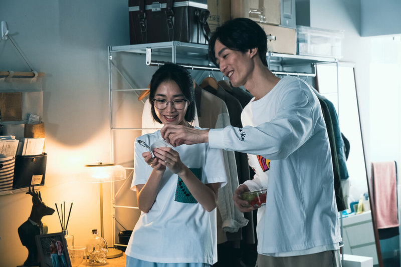 饒舌歌手李英宏(右)在茁劇場影集「走過愛的蠻荒」中,扮演幽默風趣的補教老師「姜定邦」,成長過程因雙親皆是思覺失調患者而受恐懼籠罩,在偏鄉任教時意外與初戀重逢。(MyVideo提供)中央社記者葉冠吟傳真 111年7月27日