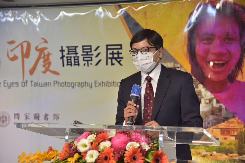 印度台北協會會長戴國瀾致詞時表示,因為疫情難以出國旅遊,期望透過這些精彩的照片,讓大家窺見印度的多采多姿。(印度台北協會提供)中央社記者黃雅詩傳真 111年7月27日
