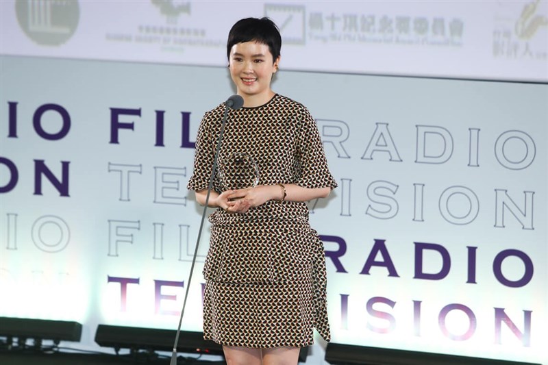 第2屆傑出影視聽工作者頒獎典禮27日在國家電影及視聽文化中心舉行,電影「美國女孩」導演阮鳳儀(圖)獲頒最佳新導演獎,並與編劇李冰攜手獲得年度最佳劇本獎。阮鳳儀表示,能夠從前輩影人手上接過獎座,會繼續努力創作。中央社記者王騰毅攝 111年7月27日