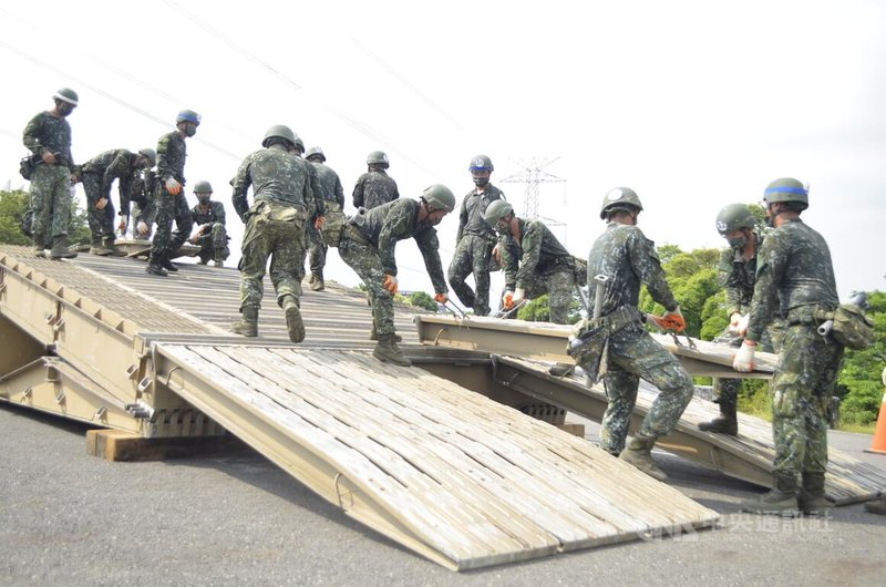 陸軍工兵群戰工營27日在嘉義縣仁義潭執行漢光演習「MGB中框橋架設」,雖然烈日當空讓參演官士兵個個汗如雨下、全身濕透,仍順利在90分鐘內達成任務。中央社記者蔡智明攝 111年7月27日