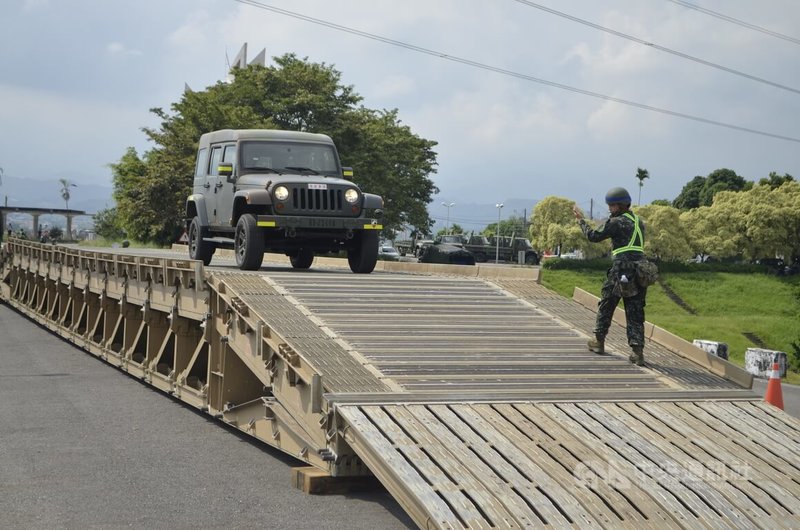 陸軍工兵群戰工營27日在嘉義縣仁義潭執行漢光演習「MGB中框橋架設」,雖然炎熱天氣讓參演官士兵汗如雨下、全身濕透,仍在90分鐘內達成任務,讓輕型戰術輪車順利通過。中央社記者蔡智明攝 111年7月27日