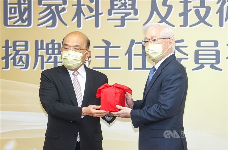 科技部改制為「國家科學及技術委員會」,27日舉行揭牌暨主任委員布達典禮,原科技部長吳政忠(右)以行政院政務委員身分兼任首任主委,從行政院長蘇貞昌(左)手中接下印信。中央社記者鄭清元攝 111年7月27日
