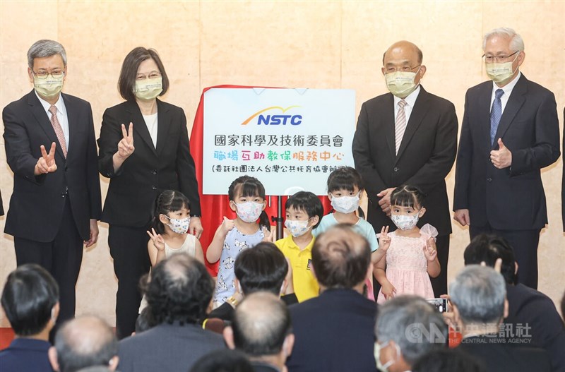 科技部改制「國家科學及技術委員會」,27日揭牌,國科會首任主委吳政忠(後右)、總統蔡英文(後左2)、行政院長蘇貞昌(後右2)、前副總統陳建仁(後左)等人出席,同時宣布職場互助教保服務中心成立,開心合影。中央社記者鄭清元攝 111年7月27日