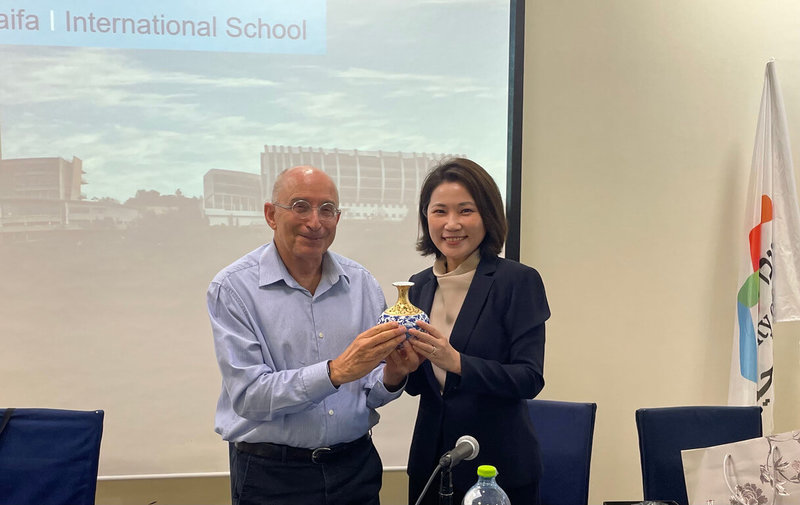 以色列海法大學暑期創新學術東海大學專修班26日舉行開幕式,駐以色列代表李雅萍(右)致贈海法大學校長羅賓(Ron Robin)禮物。(駐以色列代表處提供)中央社記者賴素芬特拉維夫傳真 111年7月27日