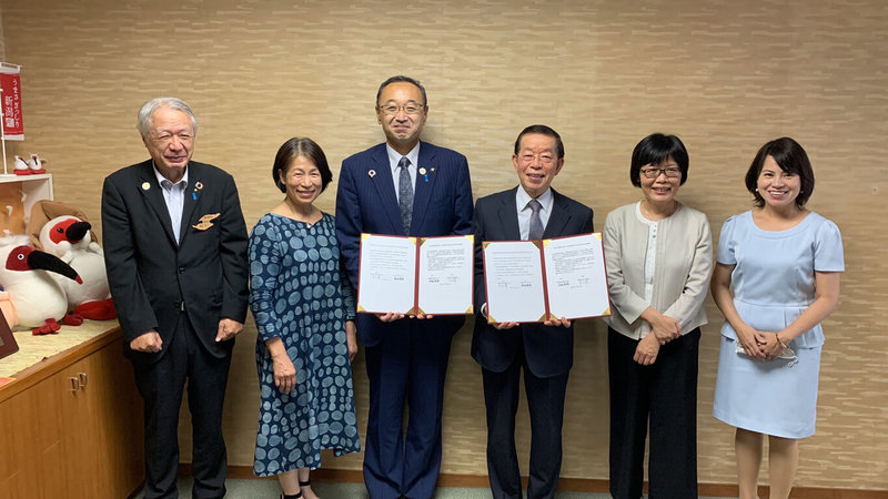 駐日代表處在代表謝長廷(右3)的率領下,促成藝術家黃土水作品「山本悌二郎銅像」由日本佐渡市返回高雄市。謝長廷27日在佐渡市見證兩市簽合作備忘錄。(駐日代表處台灣文化中心提供)中央社 111年7月27日