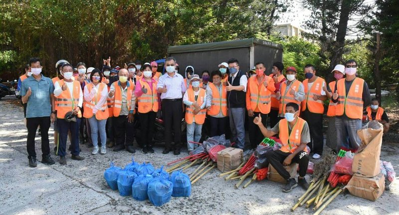 澎湖縣長賴峰偉(前左6)27日到馬公海埔路上慰勞打掃市容的環保騎士們,送上清涼解渴的飲料,感謝每天在各大街小巷打掃環境,期許澎湖成為全國乾淨的縣市。(澎湖縣政府提供)中央社 111年7月27日