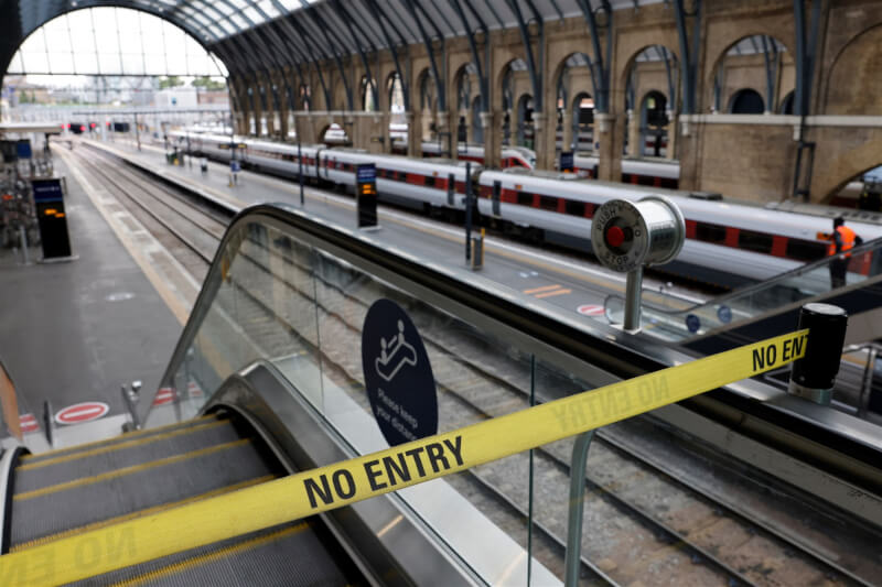 英國約4萬名鐵路工人27日罷工，全國鐵路網幾乎陷入癱瘓。圖為倫敦國王十字車站因罷工禁止旅客進入。（法新社）
