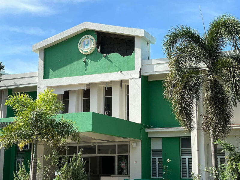 艾布拉省一家醫院部分建築坍塌,副省長波諾斯在臉書張貼災損照片。(圖取自facebook.com/joybernos)