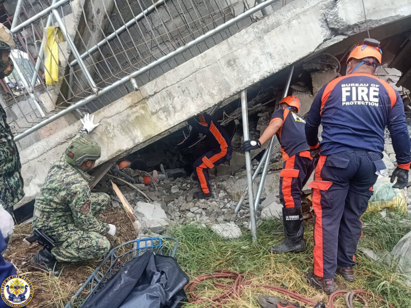 菲律賓北部27日發生規模7.1強震，已知4死60傷。圖為菲律賓搜救隊救災情形。（圖取自facebook.com/DILGBFP）