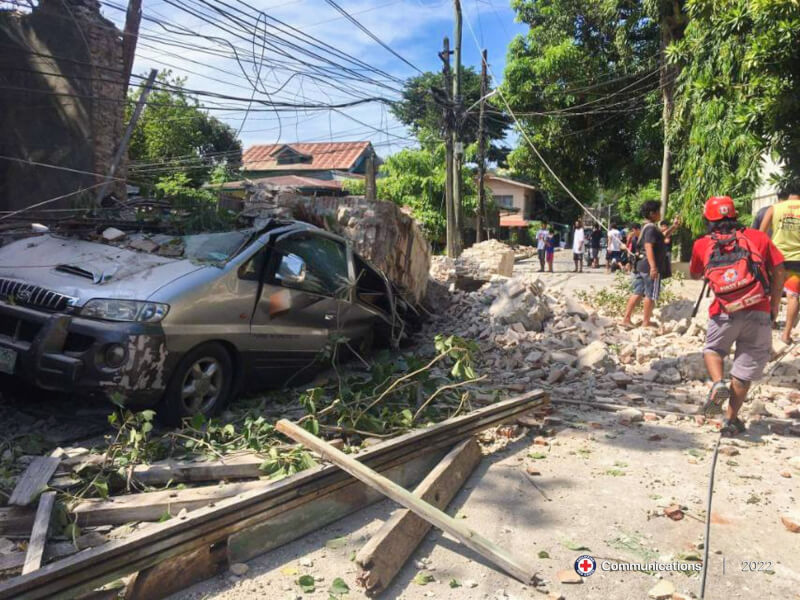 菲律賓北部艾布拉省27日上午8時43分發生芮氏規模7強震，地面被震出碎石。（圖取自twitter.com/philredcross）