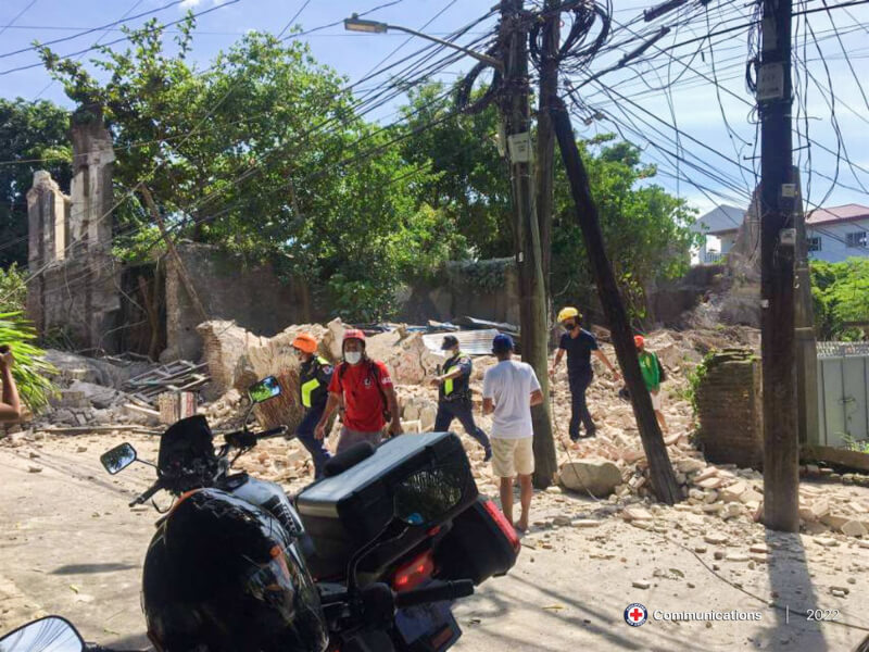 美國地質調查所指出，規模7.1強震27日侵襲菲律賓北部，目前傳出有民眾受傷和建物毀損。（圖取自twitter.com/philredcross）