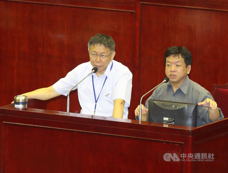 台北市長柯文哲（左）27日表示，當初取消敬老金時溝通太差，沒有怪罪前社會局長許立民（右）。（中央社檔案照片）