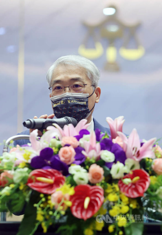 國民法官法在明年1月1日正式上路實施,台北地方法院在寶慶院區打造出2間全新國民法官法庭,27日揭牌啟用。台北地方法院院長黃國忠(圖)表示,心情像「入厝」,期許新制實施時,使司法公信力提升。中央社記者鄭傑文攝 111年7月27日