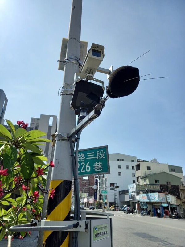 台南市取締汽機車擾人噪音，除市警局和監理單位聯合稽查，環保局也運用「聲音照相」科技執法，目前已備妥架設4套固定式及2套移動式設備，111年1月至6月共開單告發50件。（台南市政府提供）中央社記者張榮祥台南傳真  111年7月27日