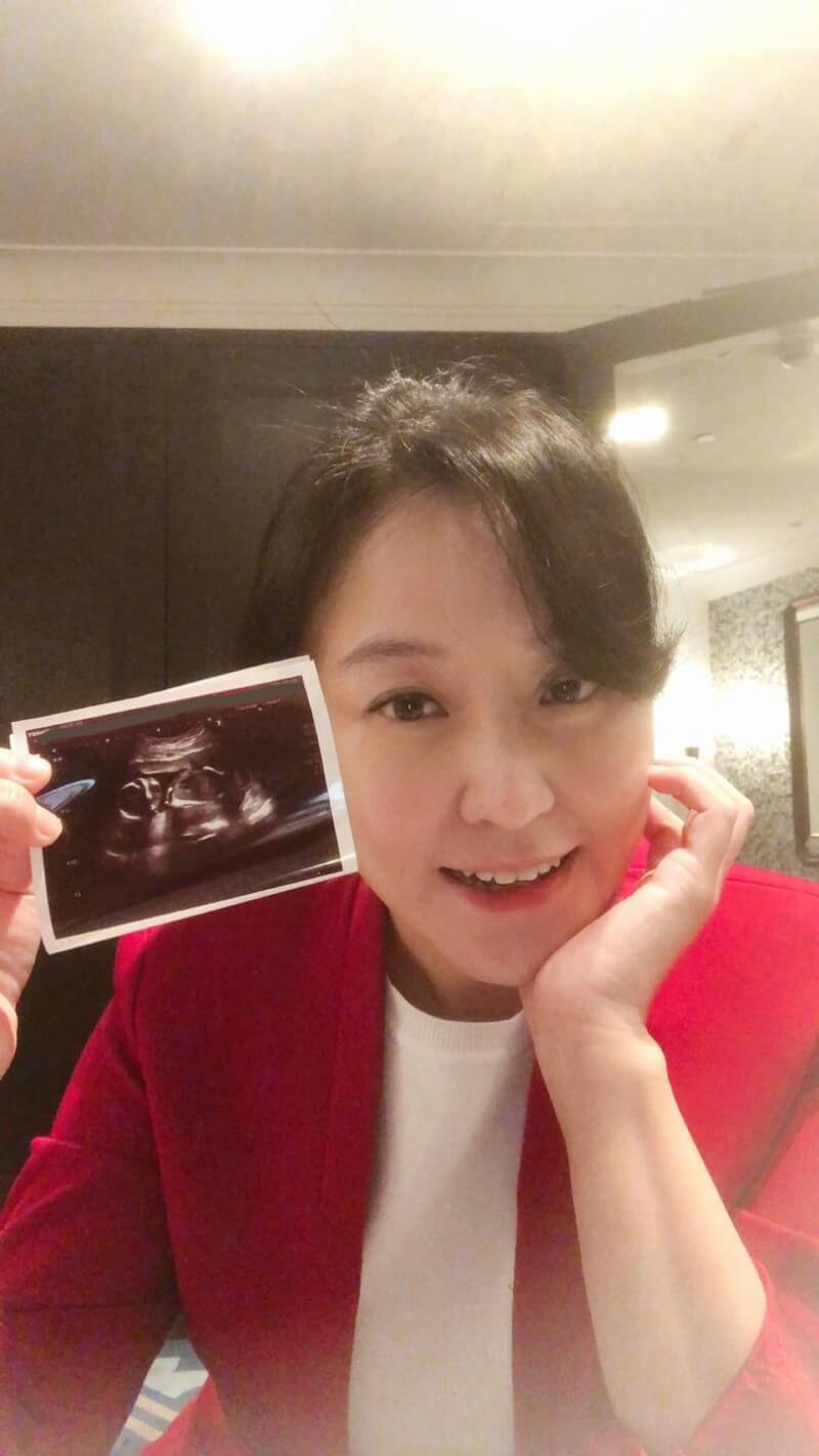 45歲女星海裕芬27日在臉書分享懷孕喜訊。(圖取自海裕芬臉書facebook.com)