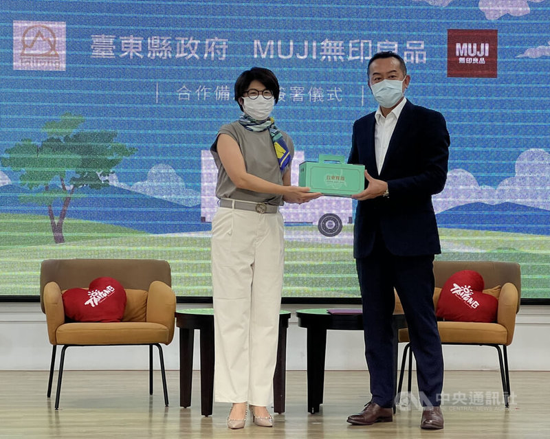 MUJI無印良品台東門市27日開幕,台東縣長饒慶鈴 (左)與無印良品總經理吉田明裕(右)簽訂合作備忘錄。中央社記者盧太城台東攝 111年7月27日