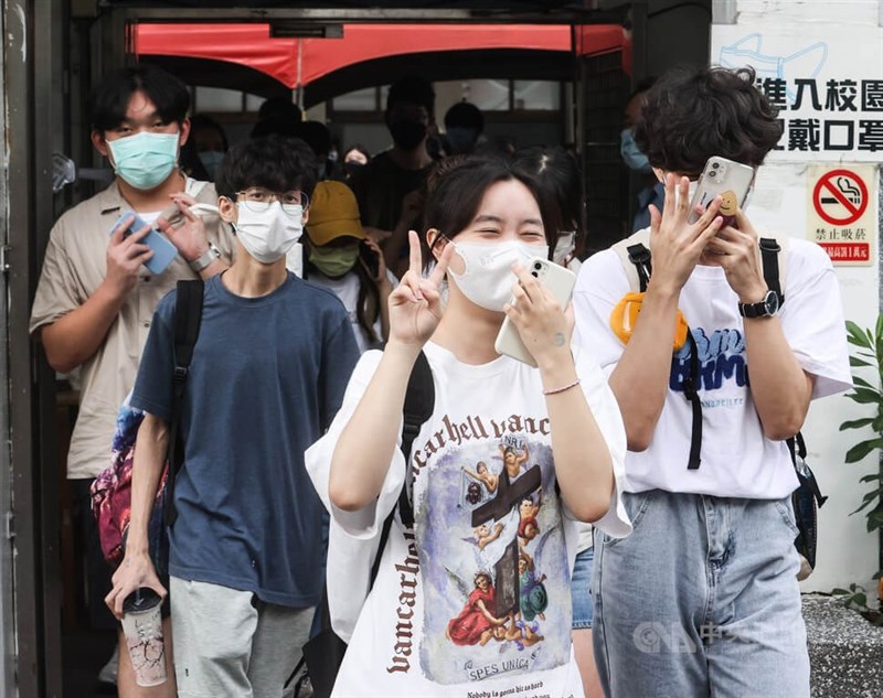 111學年度分科測驗成績27日上午9時起開放查詢。圖為12日一名分科測驗考生離開試場時神情輕鬆比出勝利手勢。(中央社檔案照片)