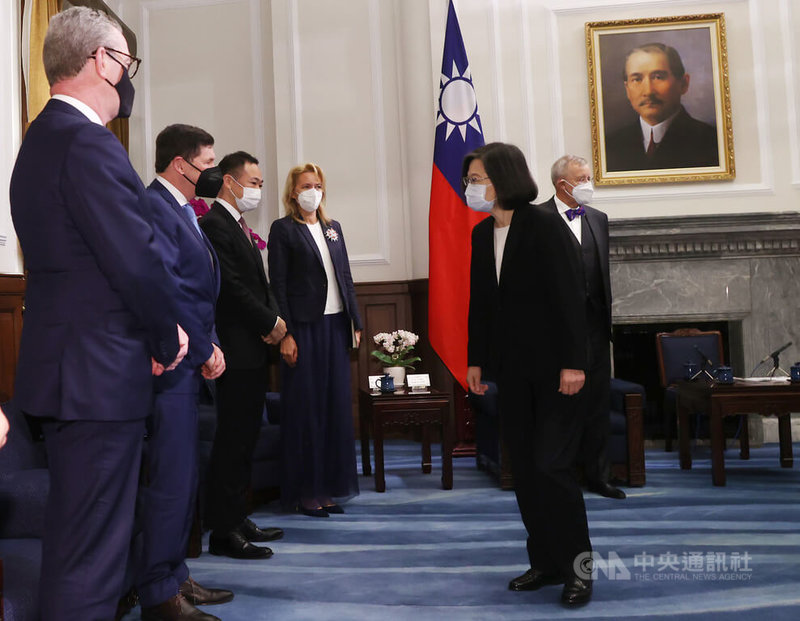 總統蔡英文(前右)27日接見「凱達格蘭論壇-2022印太安全對話」外賓時指出,這幾年來,疫情改變了世界經濟情勢,全球供應鏈正在加速重組,尤其威權主義的擴張,更提醒我們,民主國家必須團結一致,發展更深入的經貿合作,共同打造更具有韌性的供應鏈。中央社記者鄭傑文攝 111年7月27日