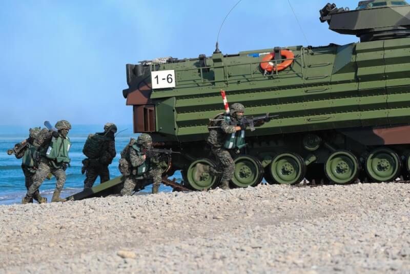 聯合兩棲特遣部隊執行聯合登陸作戰操演。(軍聞社提供)